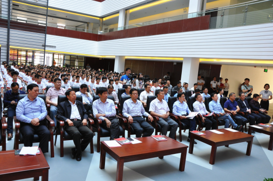 新乡市副市长职伟、、市教育局党委书记、、局长李修国等向导出席仪式现场